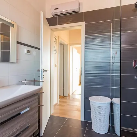 Evelyn Μεντουλίν